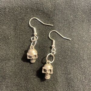 Edgy Silver Skull Earrings with Intricate Detailing